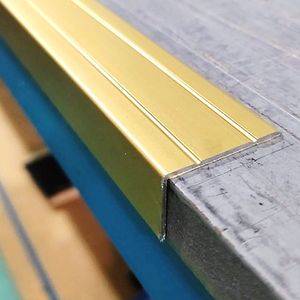 Nariz Autoadherible Aluminio 20mm X 30mm X 2.70m - Matt Brass